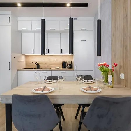 Cozy With Balcony Close To The By Renters *