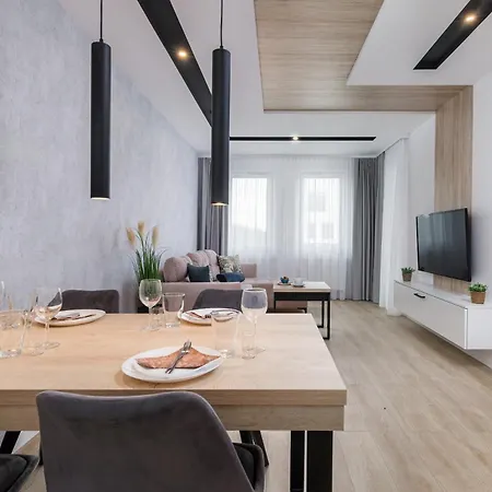 Cozy With Balcony Close To The By Renters Apartmán *