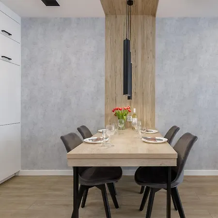 Apartmán Cozy With Balcony Close To The By Renters *