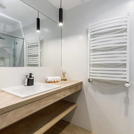 Apartmán Cozy With Balcony Close To The By Renters *
