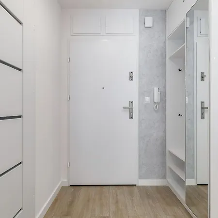 Cozy With Balcony Close To The By Renters Apartmán